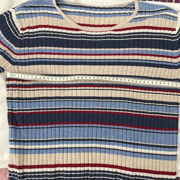 Womens short sleeve sweater with stripes & lots of stretch. No size or brand. - Picture 7 of 11